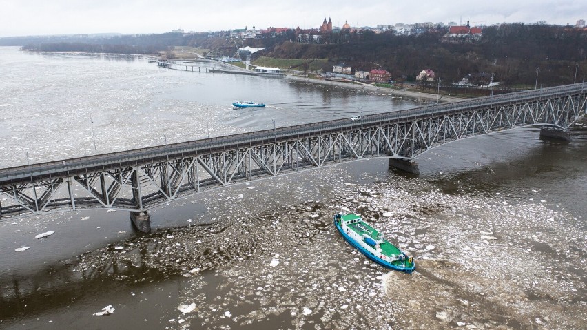 Lodołamacze na Wiśle w Płocku. Maszyny od rana walczą z zamarzniętą rzeką [ZDJĘCIA]