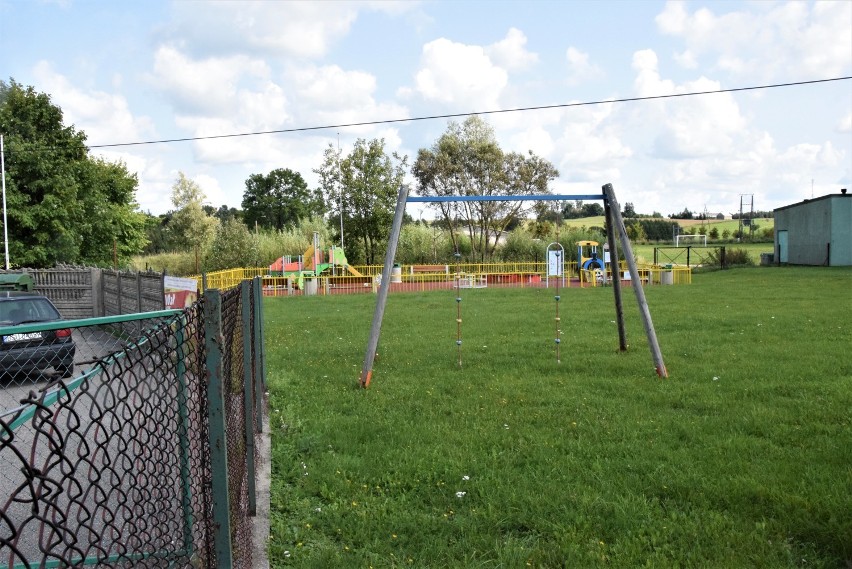 Przy szkole znajdują się dwa place zabaw - stary i nowy. Z...