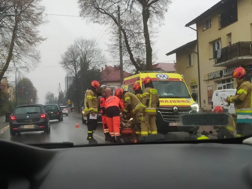 Kolizja cyklistów w Jaśle. 72-latek najechał na 85-latka, starszy z mężczyzn w szpitalu