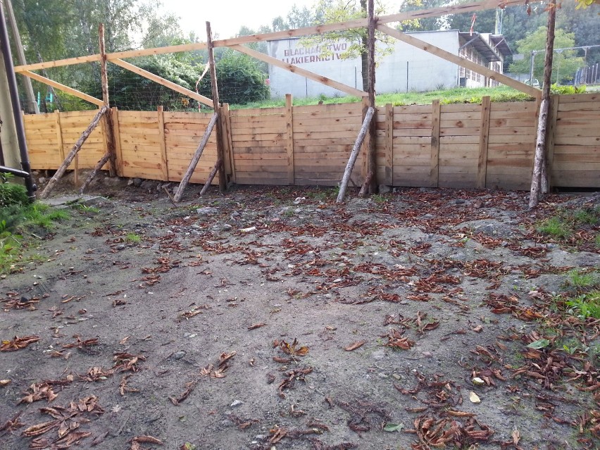 Bytom: Szkody górnicze w Miechowicach - ogrodzenie czeka na naprawę