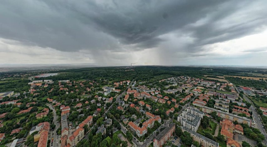 Zjawiskowe niebo nad Legnicą. Zobaczcie zdjęcia burzowych chmur wykonane przez naszych Czytelników we wtorkowe popołudnie [3.08]