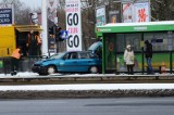 Poznań: Na Ratajach auto wjechało na przystanek tramwajowy [ZDJĘCIA]