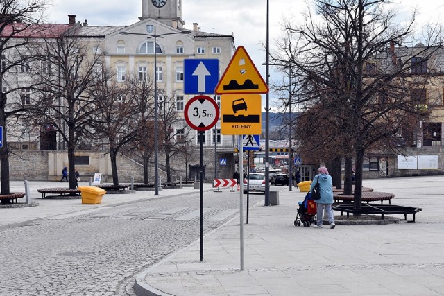 Dziury w drodze to temat rzeka. Czasem po zimie, przejazd przez niektóre z ulic przypomina ekstremalne wodne przeprawy