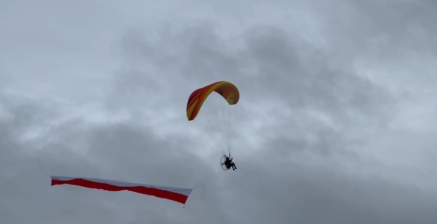 Piotr Szczerba "wolski orzeł" w Święto Niepodległości rozłożył na gorlickim niebie 20-metrową flagę narodową