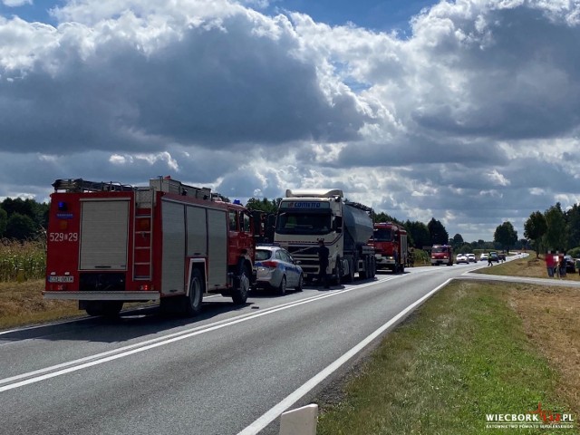 Po tym, jak ciągnik trafił do rowu ruch w Płociczu drogą krajową nr 25 odbywał się wahadłowo