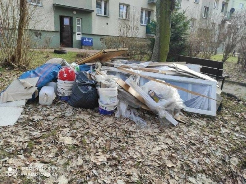 Przy ulicy Pieszej 11 w Kielcach sterta odpadów po remoncie...