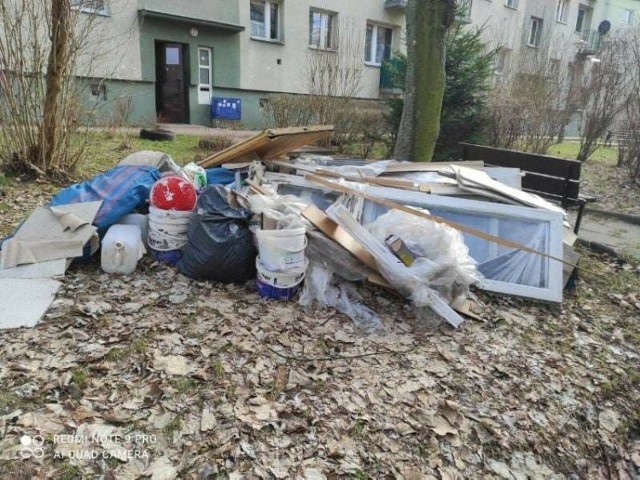 Przy ulicy Pieszej 11 w Kielcach sterta odpadów po remoncie mieszkania leży od grudnia. 
