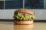 Sieć Bobby Burger wprowadza u siebie pierwszego wegańskiego burgera