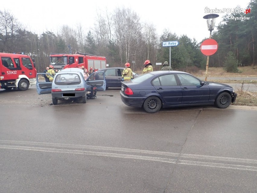 Zderzenie aut na skrzyżowaniu  ulic 1 Maja i Partyzantów w Myszkowie ZDJĘCIA