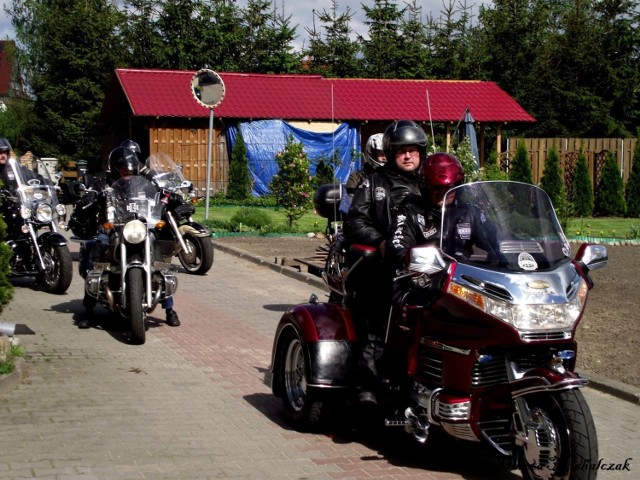 Wymarsz z ośrodka. Uczestnik&oacute;w z ośrodka wyprowadza policja i zbąszyńscy motocykliści.
Fot. Dorota Michalczak
