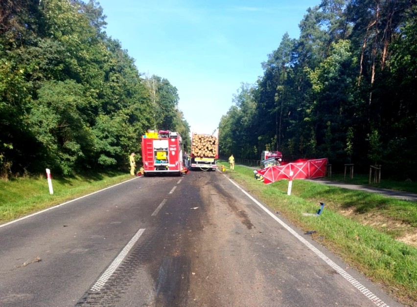 Obrzycko. Tragedia na drodze! Zginął 26 - letni kierowca osobówki