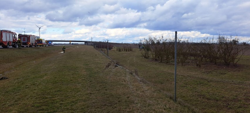 Wypadek na autostradzie A2. Auto wypadło z drogi. Dwie osoby...