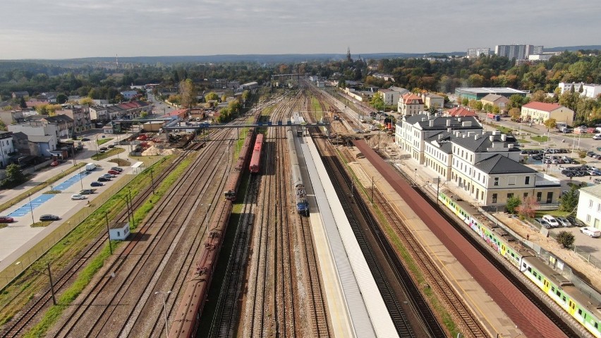 Stacja Skarżysko-Kamienna zmienia się dla pasażerów kolei i mieszkańców. Widać postępy w budowie przejścia podziemnego i peronów (ZDJĘCIA)