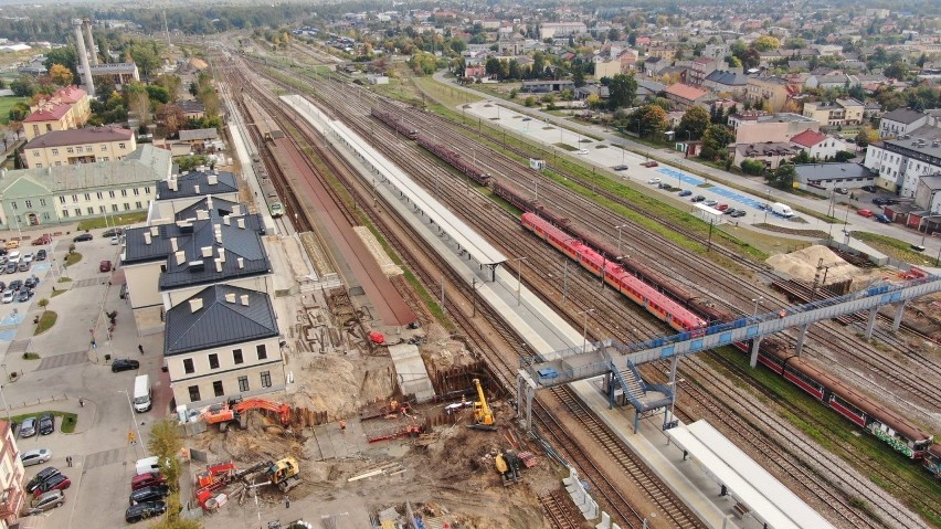 Stacja Skarżysko-Kamienna zmienia się dla pasażerów kolei i mieszkańców. Widać postępy w budowie przejścia podziemnego i peronów (ZDJĘCIA)