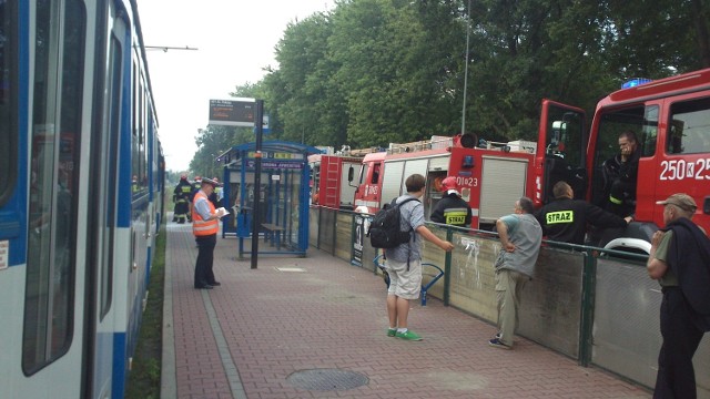 Przechodzień, który zaobserwował zdarzenie wezwał straż pożarną. Przyjechało kilka wozów strażackich i  sytuacja została szybko opanowana. Trwa ustalanie przyczyn pożaru.  Przerwa w ruchu tramwajowym trwała około godziny ( do 10.25). Przez ten czas pasażerów woziły autobusy zastępcze.