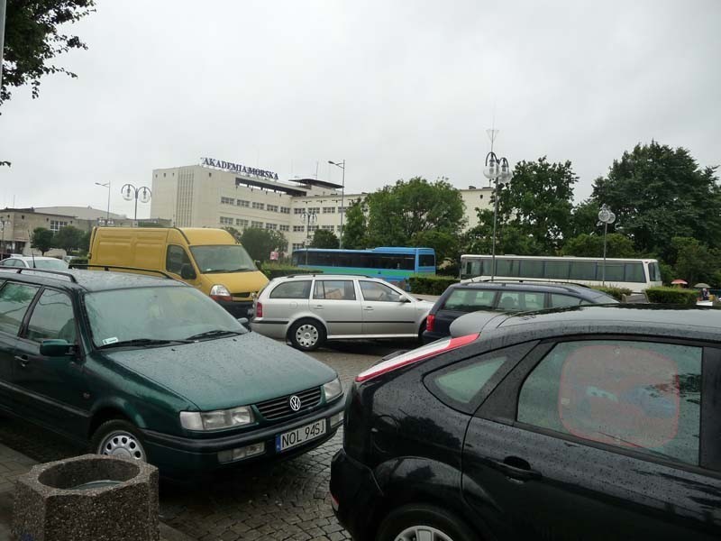 Gdynia: Mniej miejsc parkingowych w centrum Gdyni. Więcej znaków zakazu na Al. Jana Pawła II