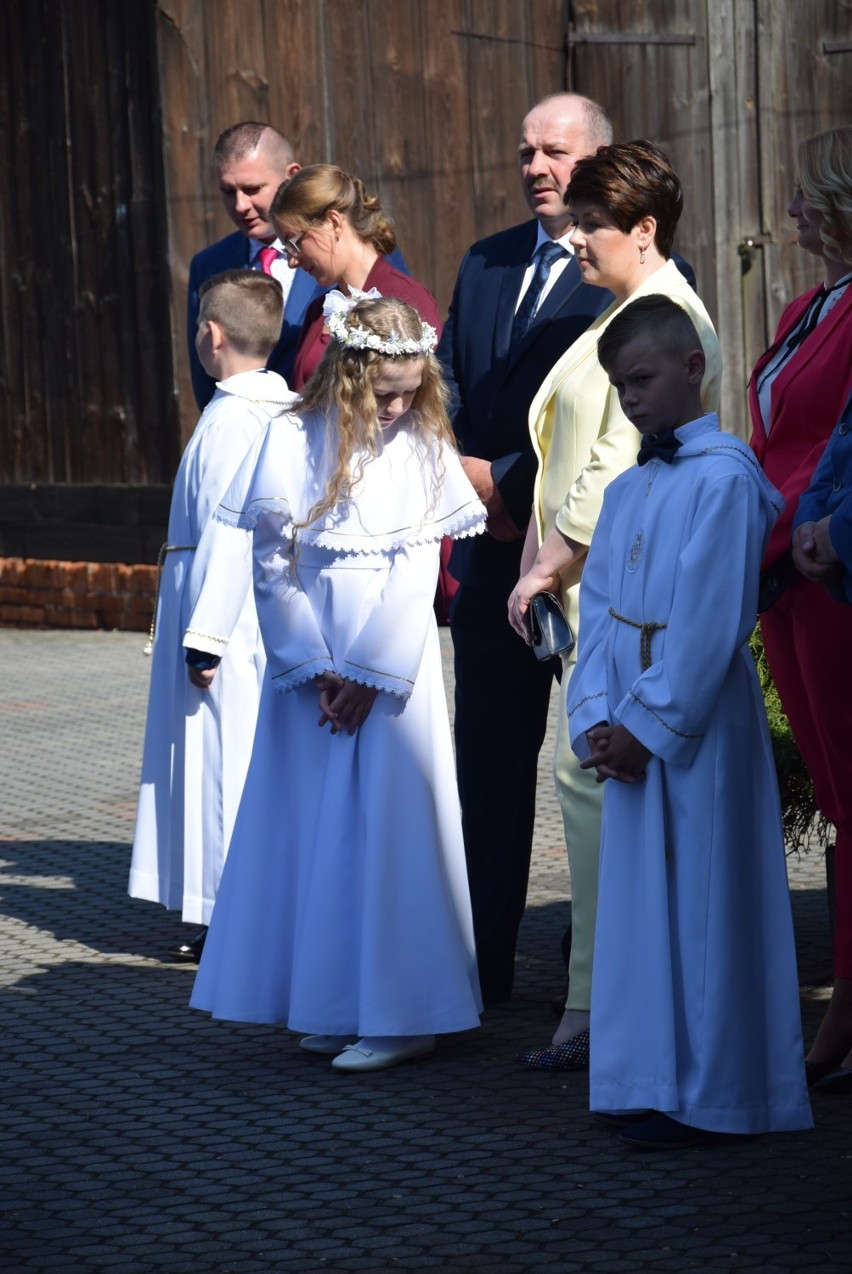 I KOMUNIA ŚWIĘTA: Dzieci z parafii pw. św. Matki Bożej przy Żłóbku w Kobylinie przyjęły Jezusa [ZDJĘCIA]
