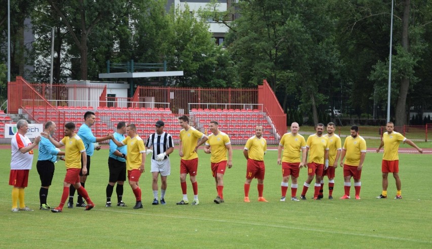 Inowrocław. Odbył się doroczny mecz piłki nożnej mieszkańcy Inowrocławia kontra drużyna polityków radnych i urzędników - zobaczcie zdjęcia