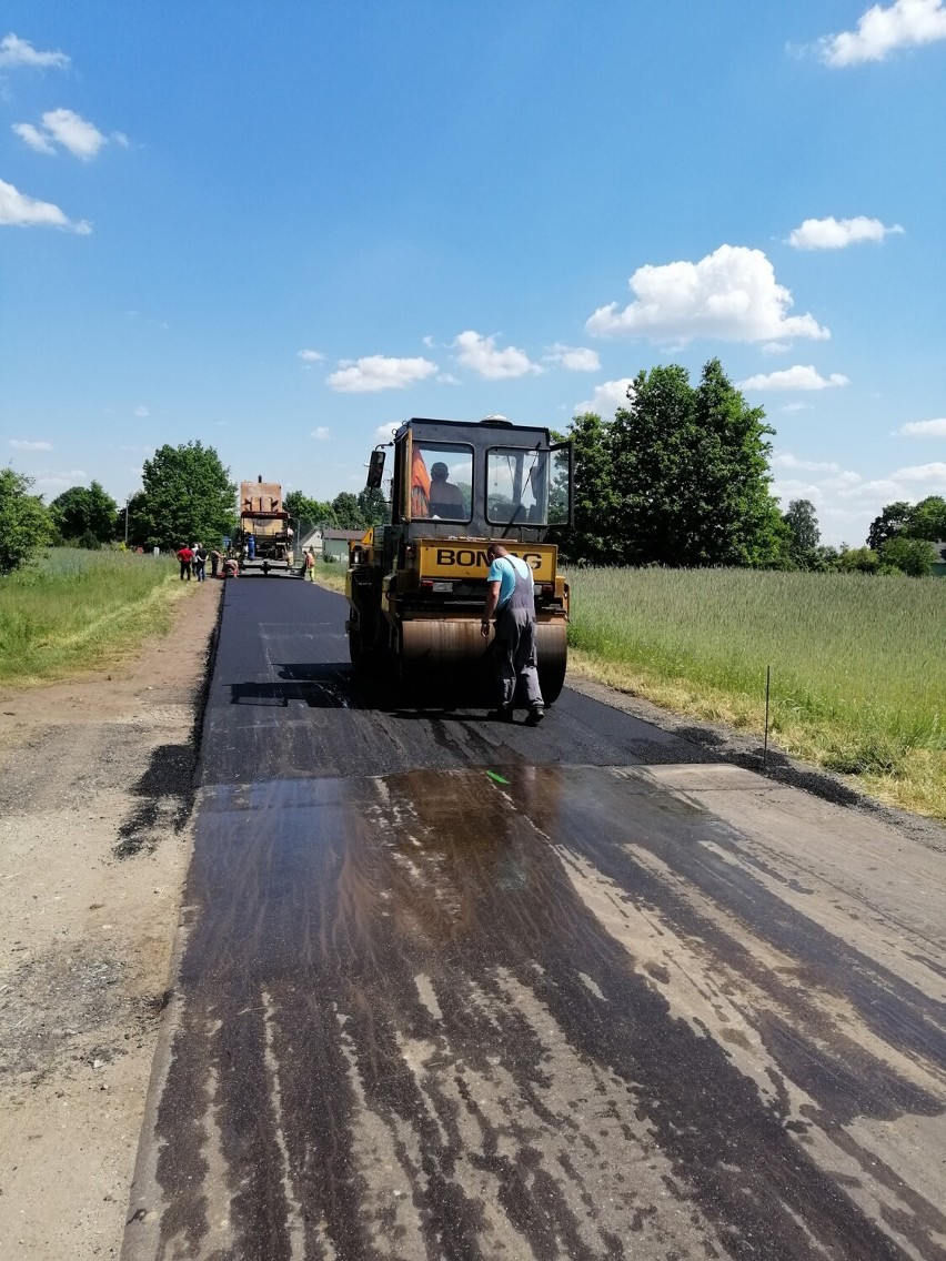 Ruszyły naprawy  dróg na terenie powiatu łaskiego