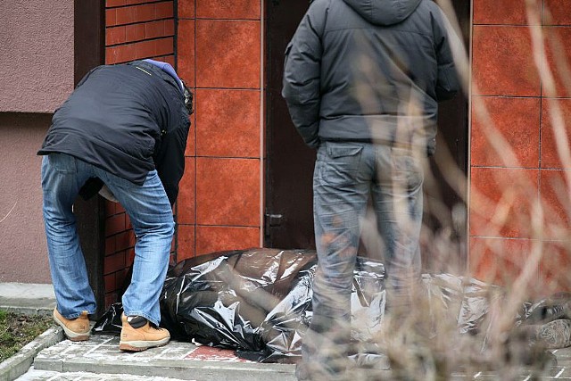 Ciało mężczyzny znaleziono przed blokiem przy Makuszyńskiego w Łodzi.