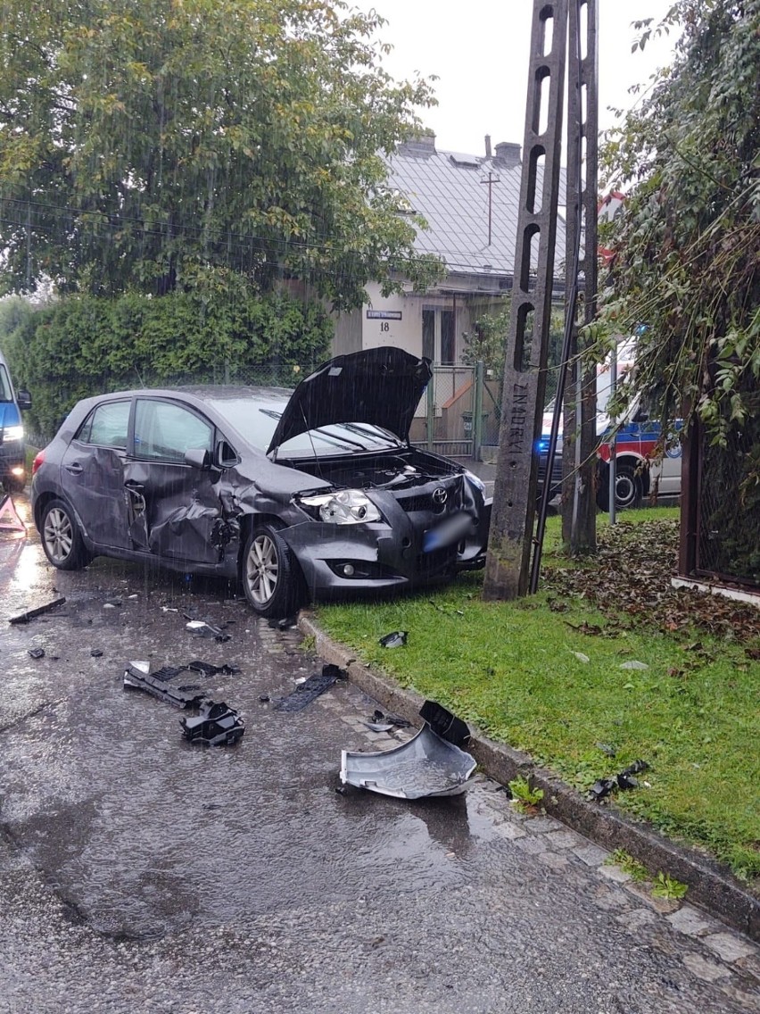 Nowy Sącz. Rodzina jechała zrobić test na koronawirusa i miała wypadek. Jedno z aut uderzyło w słup energetyczny