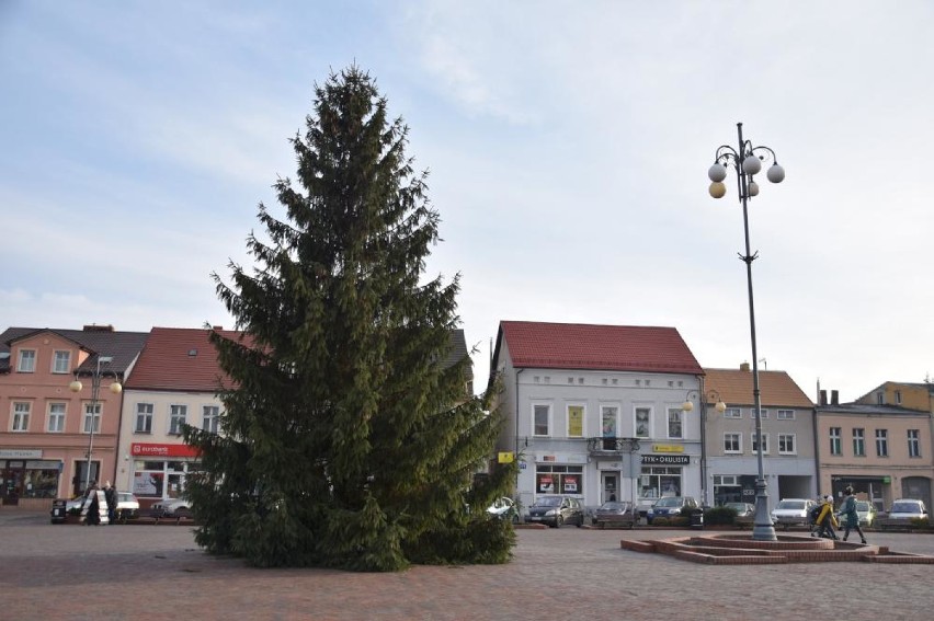 Na rynku w Chodzieży już stoi choinka. Kiedy pojawią się inne świąteczne dekoracje?