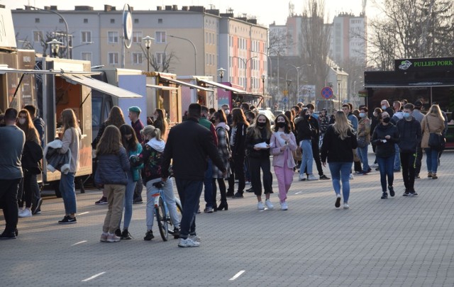 Są burgery, frytki belgijskie, kuchnia grecka, langosze i wiele innych. W piątek po godzinie 17.00 na miejsce zaczęło się schodzić sporo osób.