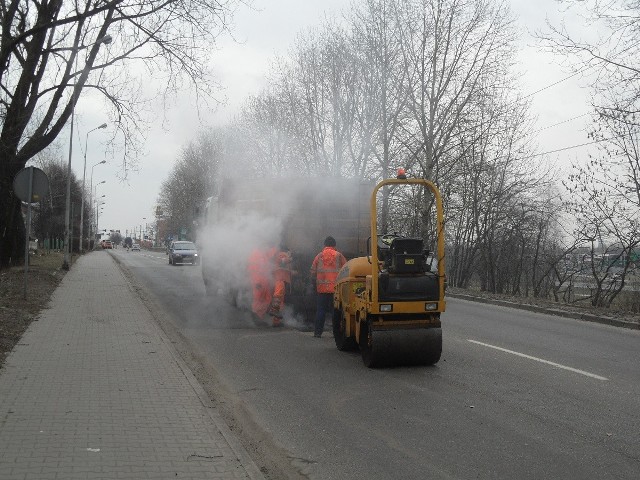 Co ze zgłoszeniami zrobią urzędnicy?
-&nbsp;Ubytki w nawierzchniach ul. Węglowej, Dworcowej i Zabrzańskiej, w części zarządzanej przez prezydenta miasta uzupełniane są natychmiast po ich zauważeniu lub po uzyskaniu informacji o ich wystąpieniu -  mówi Barbara Mikołajek-Wałach, naczelniczka Wydziału Dróg i Mostów Urzędu Miasta Ruda Śląska.
Zapowiada się również remont ul. Karola Goduli. - W ramach bieżącego utrzymania ul. Karola Goduli w pierwszej kolejności usuwane są uszkodzenia nawierzchni powstałe w okresie zimowym. Po zakończeniu tych robót, w miarę możliwości finansowych miasta remontowane będą dalsze jej odcinki - zapowiada Mikołajek-Wałach.