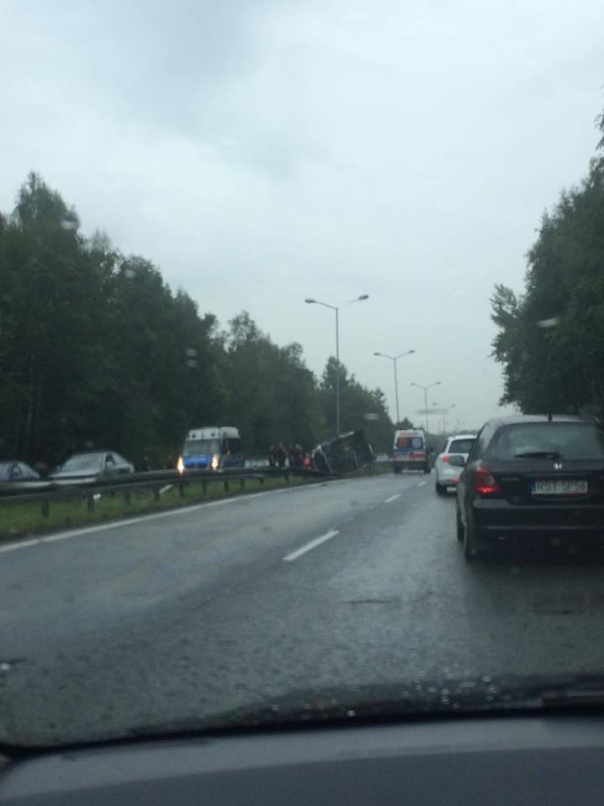 Katowice: Wypadek na Giszowcu. Dachował samochód dostawczy. Są ranni, droga zablokowana