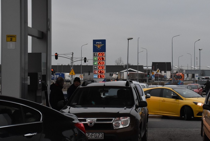 Do stacji paliw w Człuchowie ustawiały się wczoraj długie kolejki. Każdy chciał zabezpieczyć się na wypadek braku benzyny lub wzrostu cen.