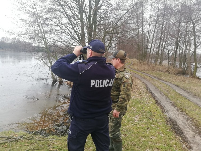 Policja i Straż Rybacka kontrolują zamarznięte zbiorniki wodne w powiecie włocławskim [zdjęcia]