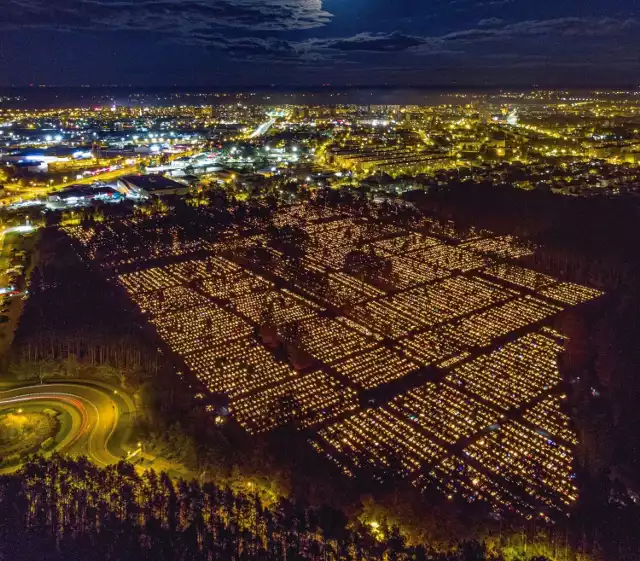 Stalowowolski cmentarz komunalny na zdjęciu zrobionym z drona