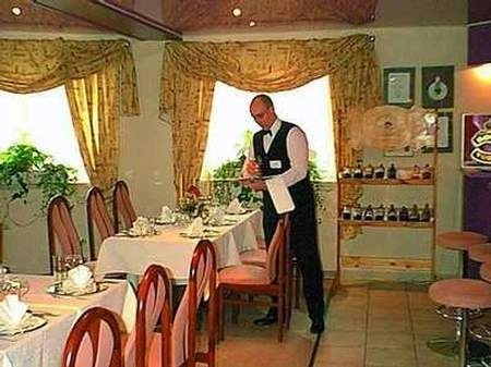 Krzysztof Pauch codziennie obsługuje gości restauracji ,,Akwawit&#8217;&#8217;.