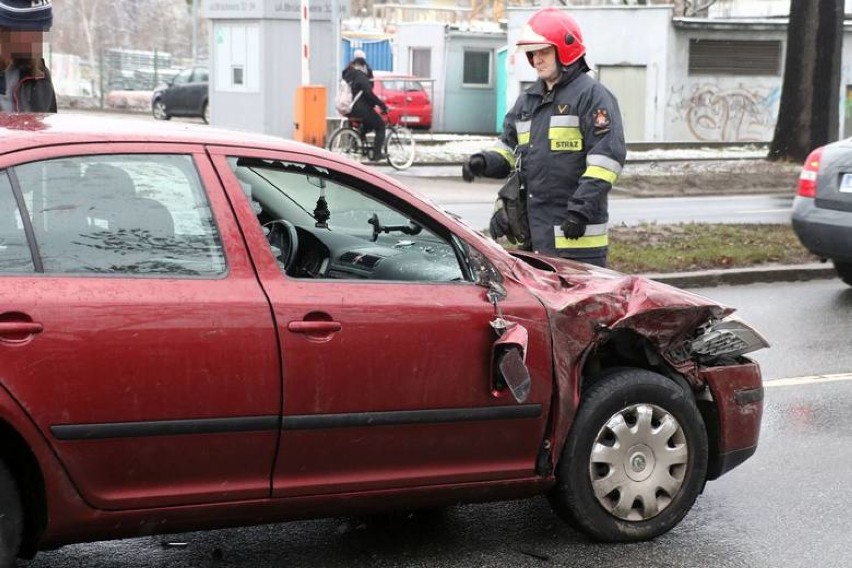 Mieszkańcy powiatu oleśnickiego ucierpieli w wypadku na Brücknera (ZDJĘCIA)