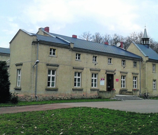 Obecnie w pałacu mieści się m.in. biblioteka i sala ślubów