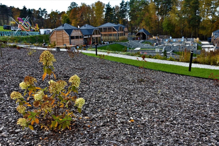 Ciężkowice. Park Zdrojowy w jesiennym wydaniu świetnym miejscem na relaks. Zwłaszcza, że można przy tym wypić pyszną kawę