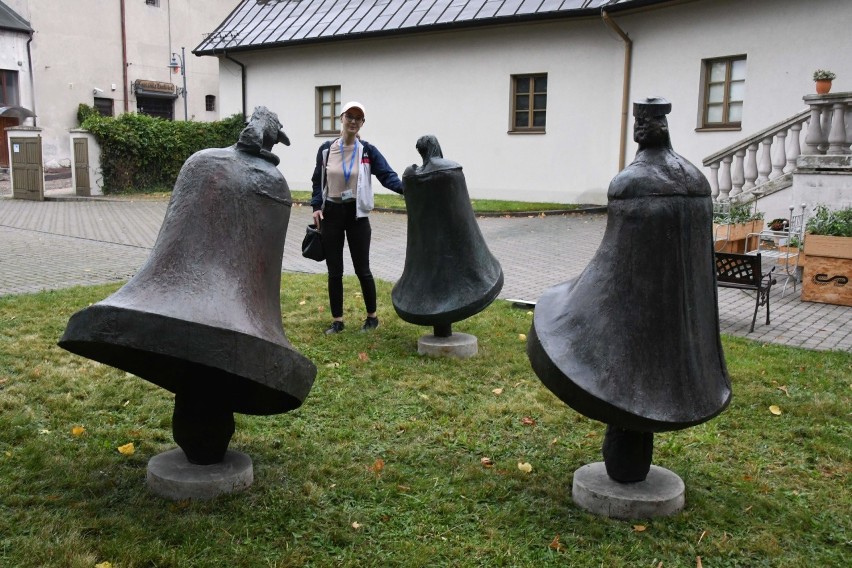 Plenerowa Galeria "Wirydarz Form" przed "Domem Praczki" w Kielcach otwarta. Pierwsze prace to balansujące rzeźby Jerzego Kędziory 