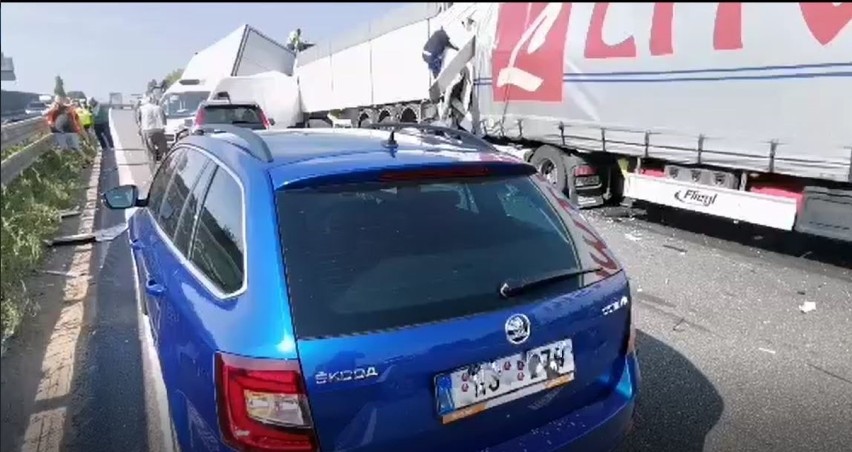 Wypadek. Kierowca firmy transportowej spod Nowego Sącza ranny w karambolu w Czechach [ZDJĘCIA]