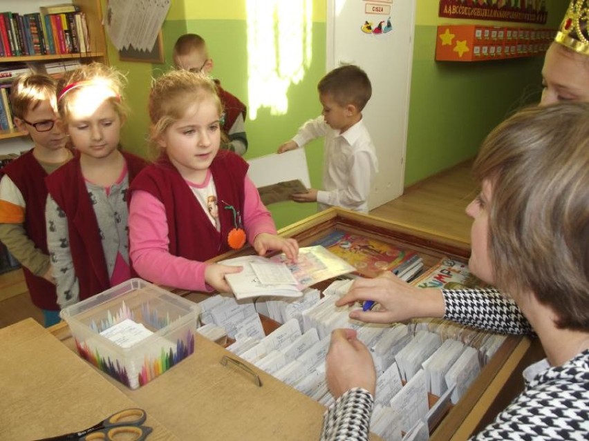 Mali czytelnicy z Zespołu Szkół w Starym Polu. Pasowanie w szkolnej bibliotece