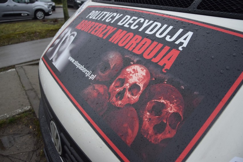 Antyaborcyjna furgonetka pojawiła się pod szpitalem. Znany lekarz protestuje