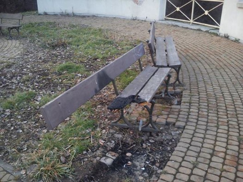 Bytom Park Mickiewicza - chuligani zniszczyli ławki