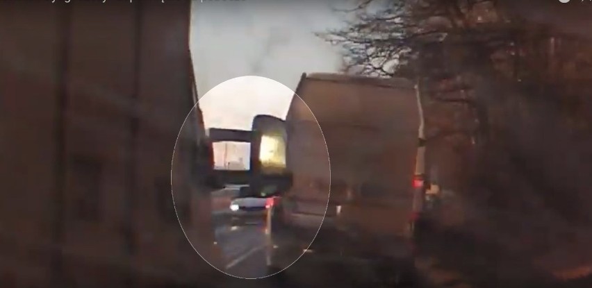 Niebezpieczna jazda kierowcy dostawczaka pod Bydgoszczą. Wyprzedza, doprowadza do kolizji i prawie spycha do rowu