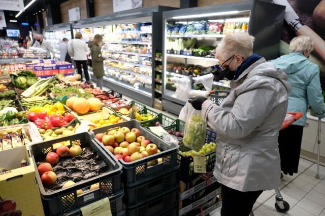 Noszenie rękawiczek w miejscach publicznych zmniejsza ryzyko zakażenia koronawirusem, przekonuje sanepid