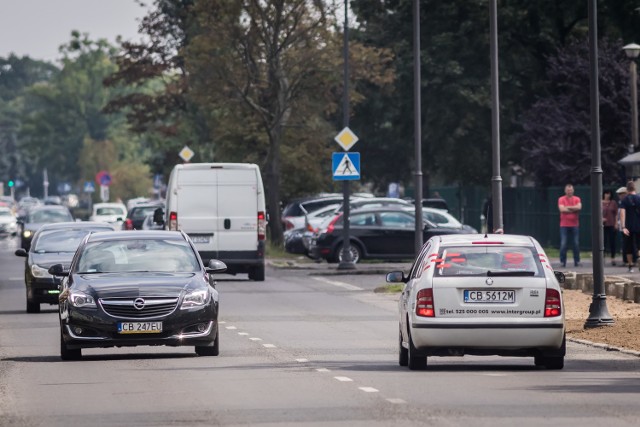 Ulicę Powstańców Warszawy drugi raz trzeba było rozkopać. Przez mapy, które źle wskazały bieg sieci podziemnych