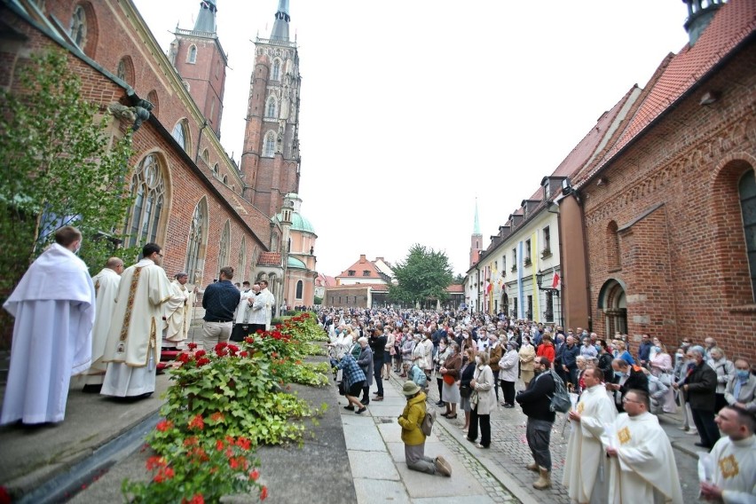 Boże Ciało 2020. Wrocławianie nie boją się wirusa i tłumnie...