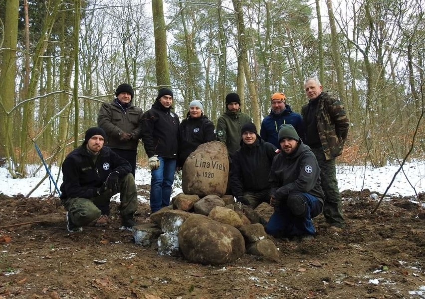 Ciekawe odkrycie w Lesie Arkońskim w Szczecinie. Odkopano pamiątkowy kamień z 1920 r. ZDJĘCIA