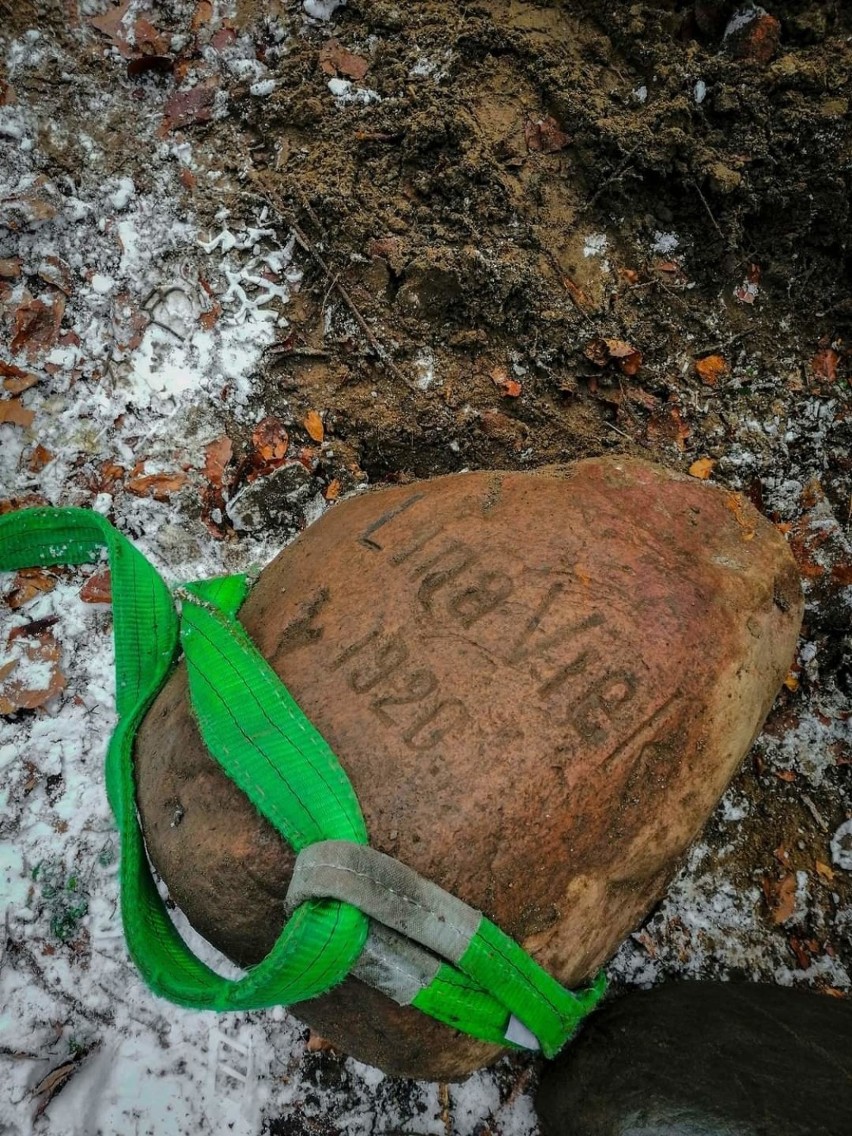 Ciekawe odkrycie w Lesie Arkońskim w Szczecinie. Odkopano pamiątkowy kamień z 1920 r. ZDJĘCIA