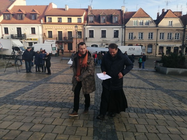 Środa była kolejnym dniem, kiedy w Sandomierzu powstały sceny do najnowszych  odcinków serialu "Ojciec Mateusz". Na planie filmowym, na potrzeby którego  wykorzystano płytę Starego Rynku, przy zabytkowej studni można było zobaczyć Artura Żmijewskiego