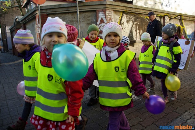 Metą pochodu był Miejski Ośrodek Kultury w Lesznie, gdzie na scenie można było zobaczyć występy przedszkolaków.