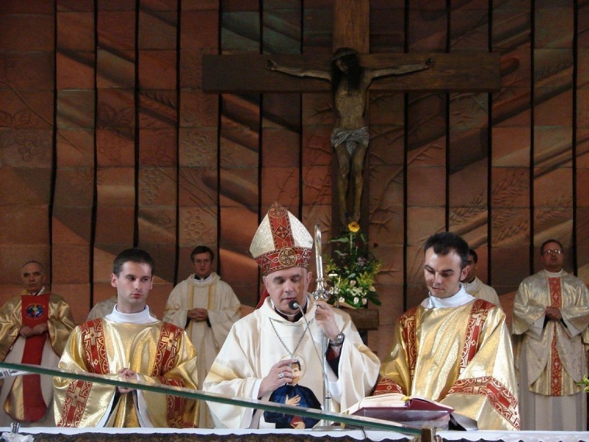 Ksiądz Biskup Ireneusz Pękalski podczas odprawiania mszy...